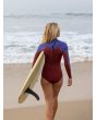 Mujer con traje de surf de primavera con manga larga y cremallera en la espalda Roxy 1.5mm Rise Pomegranate lifestyle