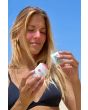 Mujer con Crema de Protección solar en barra Green Bush Sun Stick SPF 50+ Rosa