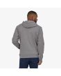 Hombre con sudadera de capucha Patagonia P-6 Logo Uprisal gris posterior