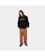 Hombre con Sudadera Carhartt WIP Carhartt Sweatshirt negra con logo blanco frontal