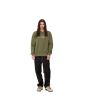 Hombre con sudadera Carhartt Sweatshirt verde con logo rosa corte holgado