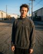 Hombre con sudadera Volcom Single Stone Quarter Zip Light Acid Black Lifestyle
