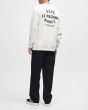 Hombre con sudadera Deus Biarritz Address Dirty White espalda