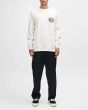 Hombre con sudadera Deus Biarritz Address Dirty White corte regular
