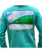Hombre con Sudadera Mission Pocket Logo Montalvo verde turquesa Unisex gráfico surfeando en Playa Montalvo Sanjenjo