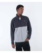 Hombre con Chaqueta tipo sudadera con forro polar de borreguillo Hurley Alps Block Crew gris y negra cremallera cerrada