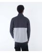 Hombre con Chaqueta tipo sudadera con forro polar de borreguillo Hurley Alps Block Crew gris y negra posterior
