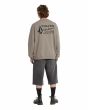 Hombre con sudadera Volcom Workwear Brindle serigrafía espalda