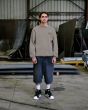 Hombre con sudadera Volcom Workwear Crew Brindle lifestyle ajuste