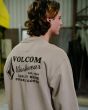 Hombre con sudadera Volcom Workwear Crew Brindle lifestyle serigrafía posterior