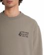 Hombre con sudadera Volcom Workwear Brindle serigrafía pecho