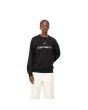 Mujer con sudadera Carhartt WIP Women's Carhartt Sweat negra con logo blanco