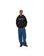Mujer con sudadera de capucha Carhartt WIP W' Hooded Carhartt Sweatshirt negra logo blanco corte clásico