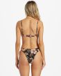 Mujer con Top de Bikini Bralette Billabong Hooked On Tropics Negro Floral posterior