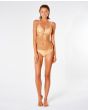 Mujer con Top de Bikini Triangular Rip Curl Classic Surf Crossback marrón frontal