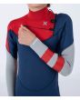 Niño con traje de neopreno con cremallera en el pecho Hurley Kid Advant 4/3mm azul marino y rojo Chest Zip