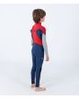 Niño con traje de neopreno con cremallera en el pecho Hurley Kid Advant 4/3mm azul marino y rojo derecha