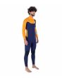 Hombre con traje de neopreno con cremallera en el pecho Hurley Advant 4/3mm Fullsuit Azul Marino y Naranja derecha