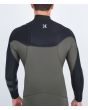 Hombre con traje de surf con cremallera en el pecho Hurley Advant 4/3mm Fullsuit verde y negro espalda