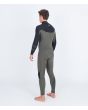 Hombre con traje de surf con cremallera en el pecho Hurley Advant 4/3mm Fullsuit verde y negro posterior izquierda