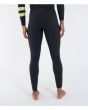 Hombre con traje de surf Hurley Plus 4/3mm Fullsuit Negro-Lemon piernas