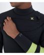Hombre con traje de surf Hurley Plus 4/3mm Fullsuit Negro-Lemon diseño geométrico