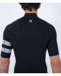 Hombre con traje de surf de manga corta y cremallera en el pecho Hurley Plus 2/2mm negro espalda