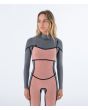 Mujer con traje de surf con cremallera en el pecho Hurley Plus 4/3mm negro grafito interior frontal