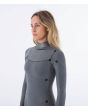 Mujer con Traje de Neopreno con cremallera en el pecho Hurley Woman Advant 4/3mm azul y rosa interior panel frontal