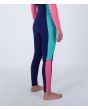 Mujer con Traje de Neopreno con cremallera en el pecho Hurley Woman Advant 4/3mm azul y rosa piernas derecha