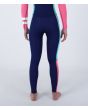 Mujer con Traje de Neopreno con cremallera en el pecho Hurley Woman Advant 4/3mm azul y rosa piernas