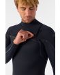 Hombre con traje de surf O'Neill Hyperfreak Fire 4/3 Plus con cremallera en el pecho color negro-negro cierre