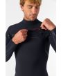 Hombre con traje de surf O'Neill Hyperfreak Fire 4/3 Plus con cremallera en el pecho color negro-negro Chest Zip