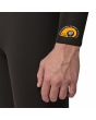 Hombre con traje de surf con cremallera frontal Patagonia R3 Yulex Regulator Negro puño