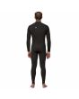 Hombre con traje de surf con cremallera frontal Patagonia R3 Yulex Regulator Negro posterior