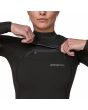 Mujer con Traje de Surf con cremallera en el pecho Patagonia W's R2 Yulex Regulator Front Zip Full Suit Negro cierre