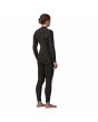 Mujer con Traje de Surf con cremallera en el pecho Patagonia W's R2 Yulex Regulator Front Zip Full Suit Negro derecha