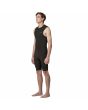 Hombre con traje de surf corto Patagonia Yulex Regulator Lite Short John negro 2mm lateral