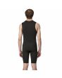 Hombre con traje de surf corto Patagonia Yulex Regulator Lite Short John negro 2mm posterior