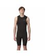 Hombre con traje de surf corto Patagonia Yulex Regulator Lite Short John negro 2mm
