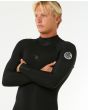 Hombre con Traje de neopreno Rip Curl Dawn Patrol 4/3mm Back Zip en color negro costuras GBS