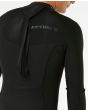 Hombre con Traje de neopreno Rip Curl Dawn Patrol 4/3mm Back Zip en color negro cremallera trasera
