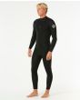 Hombre con Traje de neopreno Rip Curl Dawn Patrol 4/3mm Back Zip en color negro lateral