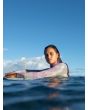 Mujer surfeando con Traje de Surf con Cremallera en la Espalda Roxy 4/3mm Rise Verde y Gris Lifestyle mangas palmeras