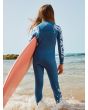 Niña con Traje de Surf con Cremallera en el Pecho Roxy Girl Swell Series 5/4/3mm Azul y Blanco Floral lifestyle posterior