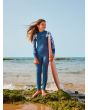 Niña con Traje de Surf con Cremallera en el Pecho Roxy Girl Swell Series 5/4/3mm Azul y Blanco Floral lifestyle