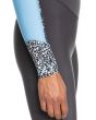 Mujer con neopreno con cremallera en el pecho Roxy Swell Series 4/3mm Jet Boy Blue manga derecha