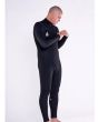 Hombre con Traje de Neopreno Volcom Modulator 4/3mm con cremallera en el pecho negro Chest Zip