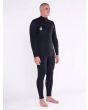 Hombre con Traje de Neopreno Volcom Modulator 4/3mm con cremallera en el pecho negro derecha