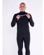 Hombre con Traje de Neopreno Volcom Modulator 4/3mm con cremallera en el pecho negro presilla llaves